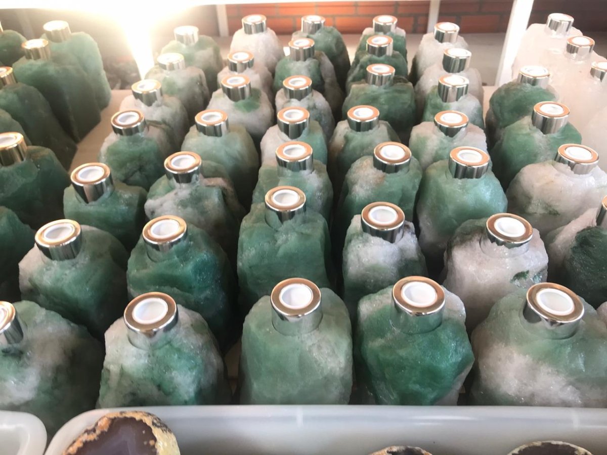 QTY 1 - Green & White Quartz Oil Diffuser