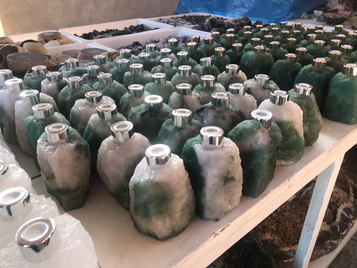 QTY 1 - Green & White Quartz Oil Diffuser
